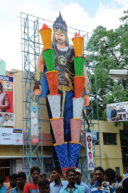 Prabhas-Watches-Baahubali-at-Sudharshan-Theatre